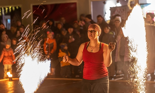 Aktionen wie die Feuershow schaffen zauberhafte Momente in der Weihnachtsstadt Peine.