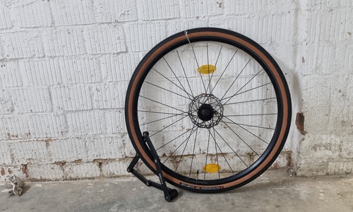 Einzelnes Rad mit Schloss.