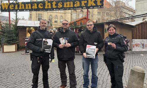 Johannes Schrödl (li.), Heinz-Werner Laue (2. v. li.), ein Auszubildender der Polizei und Julia Mispelhorn.