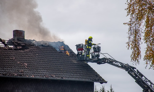 Auch die Drehleiter kam zum Einsatz.