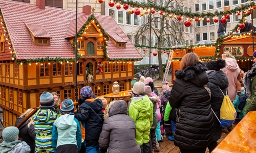 Kostenloses Programm und Betreuung für Kinder: Auf dem Braunschweiger Weihnachtsmarkt gibt es in diesem Jahr wieder die Weihnachtswerkstatt, Puppentheater und den Wunschzettel-Briefkasten.