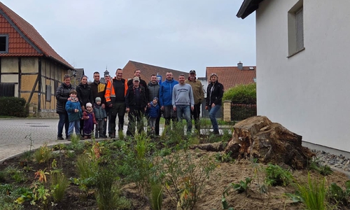 Gemeinsam wurde der Platz in Adersheim umgestaltet. 