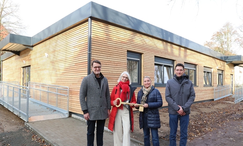 Bei der symbolischen Schlüsselübergabe vor dem neuen Gebäude für den Ganztagsbetrieb: Martin Goltermann (Abteilungsleiter Hochbau), Schulleiterin Elke Neumann, Projektleiterin Elfrun Woelke und Sven Pook (Abteilungsleiter Schulen). 