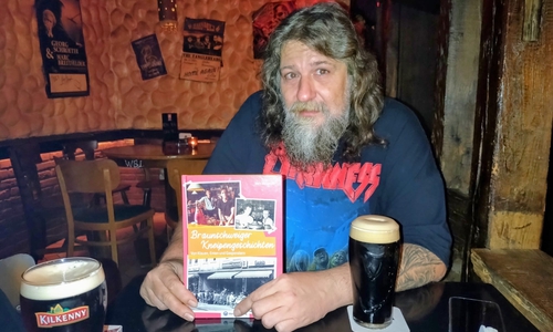 Autor Marc Halupczok in der Barnaby´s Blues Bar. Dessen kürzlich verstorbenem Wirt Peter Loris ist das Buch gewidmet.