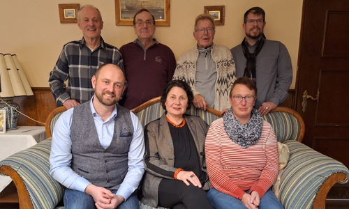 Sitzend v. li.: Malte Schneider, Christine M. Kaiser, Melanie Wohld; (stehend v. li.) Hans-Joachim Scherenhorst, Dieter Beer, Klaus-Dieter Grund, Marcel Muschalle. 