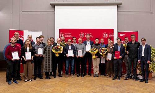 Alle Erst-, Zweit- und Drittplatzierten versammelten sich zum Gruppenbild mit TU Präsidentin Prof. Dr. Angela Ittel und Vizepräsident für Studium und Lehre Prof. Dr. Knut Baumann.