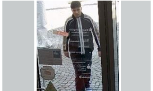 Der Gesuchte vor der Bank in Wolfenbüttel-