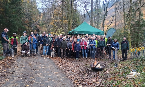 Im Wintertal begleitete Marcel Möller (2. v. li.), Betriebsleiter der Stadtforst Goslar, den BUND, den Harzklub Zweigverein Goslar und zahlreiche Ehrenamtliche. Gemeinsam setzten sie 500 heimische Sträucher und Bäume.