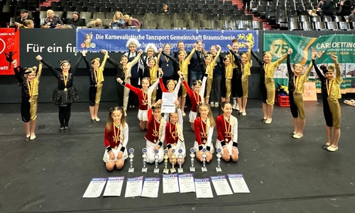 Tänzer und Tänzerinnen mit ihren Trainerinnen der Karnevalistischen TanzsportGemeinschaft Braunschweig und ihren Trophäen von den 33. Niedersachsenmeisterschaften in Hannover.