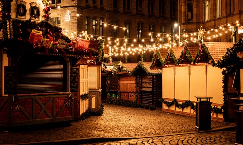 Die Ruhe vor dem Trubel: Der Braunschweiger Weihnachtsmarkt am Morgen vor der Eröffnung.
