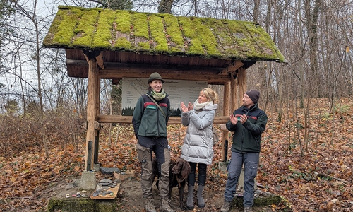 Es braucht einfach eine engagierte Försterin, die sich der Sache annimmt“, lobt Marcel Möller (re.), Betriebsleiter der Stadtforst Goslar, seine Mitarbeiterin Paula Machunze (li.) als Projektverantwortliche des Walderlebnispfades. Für das sehenswerte Ergebnis erntete sie von den Gästen und Oberbürgermeisterin Urte Schwerdtner (Mitte) viel Applaus.