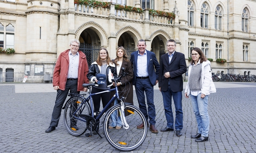 Die Stadt Braunschweig und die Sponsoren Volkswagen Financial Services und Fahrrad Hahne gratulieren der Gewinnerin persönlich (v.l.n.r.): Stadtbaurat Heinz-Georg Leuer, Paula Lins (Gewinnerin des Pedelecs), Tessa Katholing (Fahrrad Hahne), Oliver Klopp (Volkswagen Financial Services Braunschweig), Burkhard Wiegel, Christine Frenzel (Fachbereich Tiefbau und Verkehr der Stadt Braunschweig).