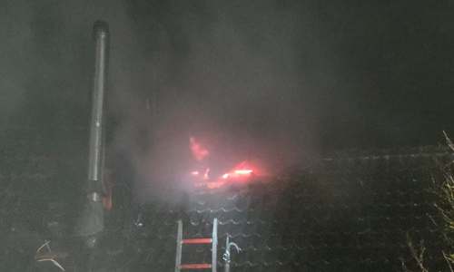 Das Feuer war in das Dach gezogen.
