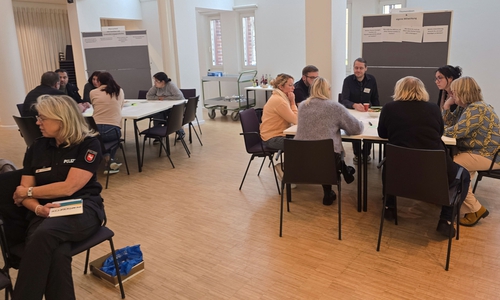 An vier Stationen diskutieren die Teilnehmer über verschiedene Themen rund um Migration, Bildung und Teilhabe.