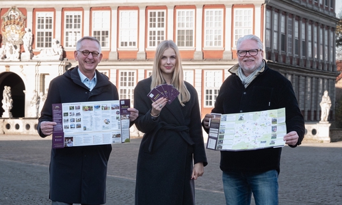 Dirk Neumann, Alina Neumann und Björn Reckewell präsentieren die neue Z -Card. 