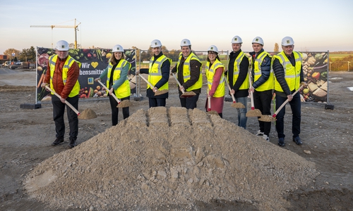 Wolfgang Pramann (EDEKA Minden-Hannover/Expansion), Josephine Stein (WMG Wirtschaftsförderung), Dennis Weilmann (Oberbürgermeister Wolfsburg), Philipp Kasten (Ortsbürgermeister Barnstorf-Nordsteimke), Katharina Terberger (Geschäftsführerin EDEKA Minden-Hannover), Stefan Kleimann (Geschäftsführer GU Schulte), Henning Knoll (GU Schulte) und Michael Schmidt (Geschäftsführer Hartmann Architektur) bei ersten Spatenstich am gestrigen Donnerstag. 