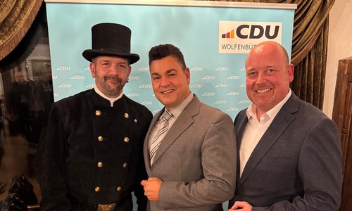 Tobias Thurau (mitte) mit "Glücksbringer" Markus Steuer und dem CDU-Kreisvorsitzenden Holger Bormann (rechts). 