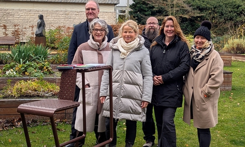 Der von Igor Schiminsky (hinten re.) gestaltete Multifunktionsstuhl findet großen Anklang. Oberbürgermeisterin Urte Schwerdtner (Mitte) freut sich zusammen mit Sabine Fontheim (vorne, li.), Vorsitzende der Stiftung Kloster Neuwerk Maria in horto, Sabine Kempfer (2. v. re.), Goslarsche Zeitung, Silke Duda-Koch (re.), Stiftungskuratorium Kloster Neuwerk Maria in horto, und Markus Creydt (hinten li.), Vorstand der Volksbank Nordharz eG, auf den Einsatz im Frühjahr – dann als Trio.