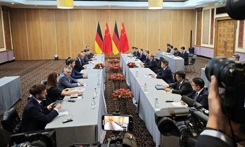 Friedrich Merz bei einem bilateralen Treffen mit Li Qiang am 23.11.2025