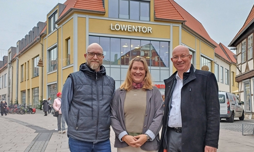 Sebastian und Stefanie Giese mit Detlef Quidde. Die Gieses ziehen mit ihrer Ergo-, Logo- und Physiotherapiepraxis ins Löwentor ein.