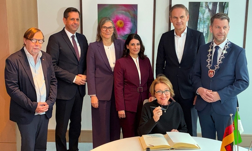 Dr. Eva Umlauf, Präsidentin des Auschwitz Komitees, trug sich im Beisein von (hinten von links) Christoph Heubner, Geschäftsführender Vizepräsident des Internationalen Auschwitz Komitees, Ministerpräsident Olaf Lies, Christiane Benner, Erste Vorsitzende der IG Metall, Daniela Cavallo, Vorsitzende Gesamt- und Konzernbetriebsrat der Volkswagen AG, Dr. Oliver Blume (Vorstandsvorsitzender der Volkswagen AG) und Oberbürgermeister Dennis Weilmann in das Goldene Buch der Stadt Wolfsburg ein.