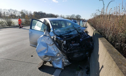 Der Pkw des 19jährigen Unfallfahrers erlitt einen wirtschaftlichen Totalschaden (Archiv)