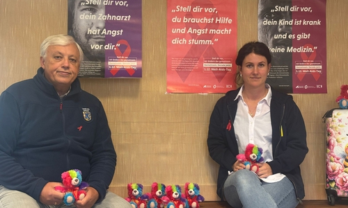  Josef Kraft, Leiter des Gesundheitsamtes des Landkreises Gifhorn, und Nicole Tairi, Gesundheitsberaterin (HIV/Sucht) des Landkreises Gifhorn, unterstützen den Welt-AIDS-Tag und rufen zum Spendensammeln auf. Wer einen Beitrag  leisten möchte, kann einen AIDS-Teddy für eine kleine Spende von 6 Euro erwerben, die der AIDS-Hilfe Wolfsburg zugutekommt.