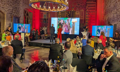 Die Besucher in der Dornse verfolgten den Spendenmarathon auf einer Leinwand.