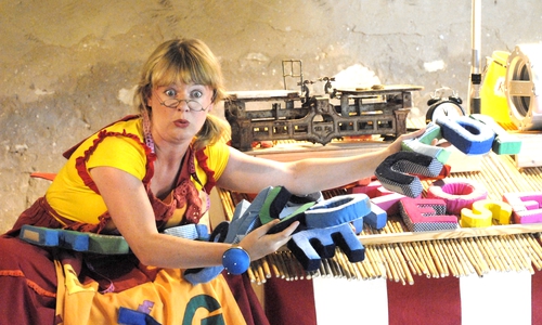 Das Theaterstück „Die Händlerin der Worte und der Klang der Wörter“ ist am 1. Dezember zu sehen.