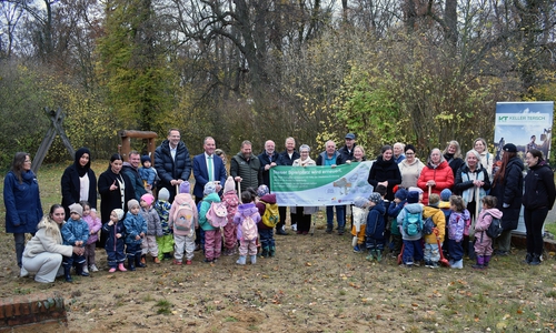  Spatenstich für einen neuen Spielplatz in Steterburg: Die Beteiligten und Bürgerinnen und Bürger aus dem Quartier freuen sich. 