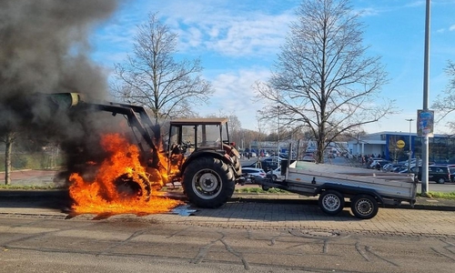 Zugmaschine während der Fahrt in Brand geraten (Archiv)
