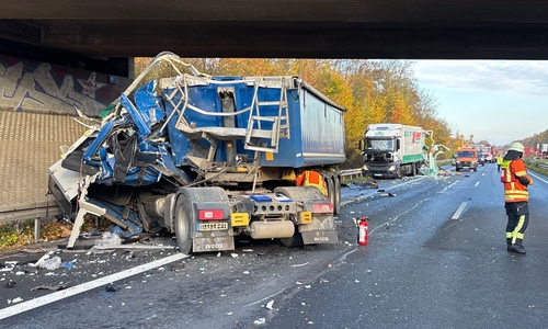 Die verunfallten LKW auf der A36.