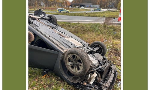 Der verunfallte Golf an der Ausfahrt Derneburg.