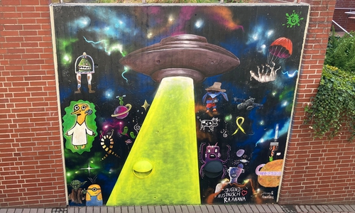 Bereits im April hatten Jugendliche aus Israel und Deutschland an gleicher Stelle im Rahmen einer internationalen Jugendbegegnung ein erstes Kunstwerk geschaffen