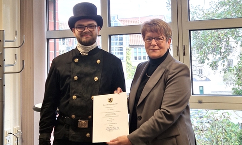 Nils Orzesek und Kreisrätin Ute Spieler. 