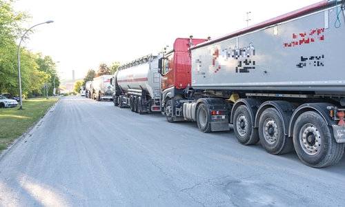 Die Friedrich-Ebert-Straße wird von vielen LKW als Parkplatz genutzt.