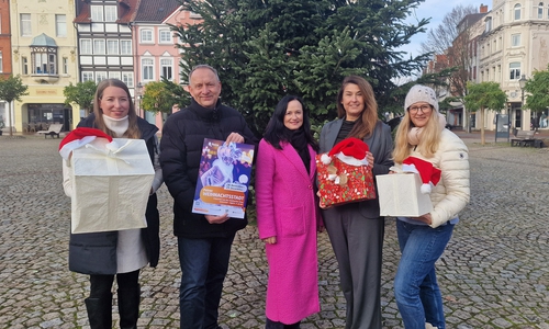 Voller Vorfreude auf die Weihnachtsstadt Peine: Audrey Gluch (Eventmanagerin bei Peine Marketing), Bürgermeister Klaus Saemann (Aufsichtsratsvorsitzender der Peine Marketing GmbH), Petra Kawaletz (Unternehmenssprecherin der Stadtwerke Peine), Anja Barlen-Herbig (Geschäftsführerin von Peine Marketing) und Melanie Mothes-Rump (stellvertretende Vorsitzende der Kaufmannsgilde zu Peine e.V.) (v. li.).
