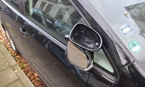 Beschädigter Außenspiegel (Archiv)