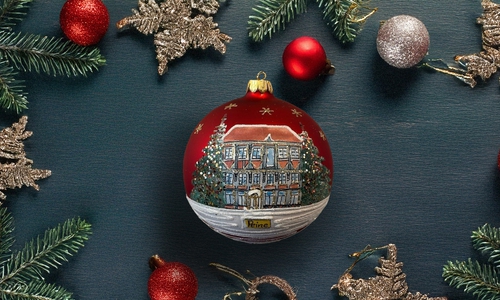 Edition 2025: Die dritte Auflage der Peiner Weihnachtskugel ziert die Fachwerkfassade des Schwans.