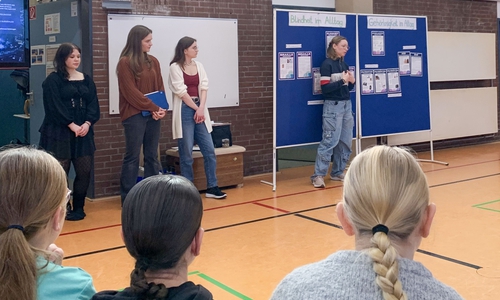 Die Schülerinnen des Gymnasiums während des Projekts.