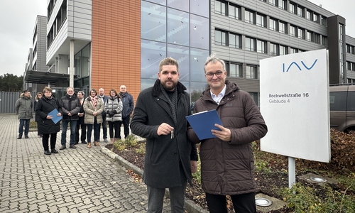 Dominik Meyer zu Schlochtern, Erster Kreisrat des Landkreises Gifhorn (rechts), und Sebastian Lietz, Teamleitung Facility-Management IAV Gifhorn, bei der Schlüsselübergabe. 