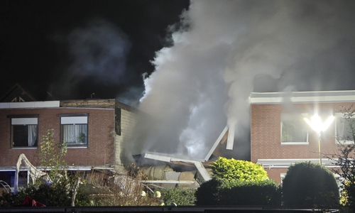 Dichter Rauch steigt über dem Gebäude auf. Im Keller war ein Brand ausgebrochen.