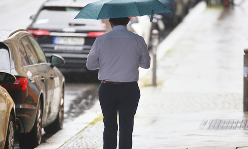 Mann mit Regenschirm (Archiv)