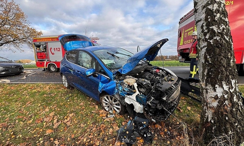 Auslaufende Betriebsstoffe nach Unfall auf der B3  (Archiv)