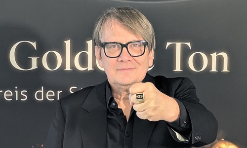 Sven Regener präsentiert den Ring: „Der Goldene Ton – Musikpreis der Stadt Goslar“.