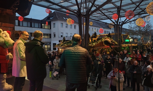 Heute eröffnete Oberbürgermeister Dennis Weilmann gemeinsam mit Vertretern der Wolfsburg Wirtschaft und Marketing GmbH (WMG) sowie Partnern und Sponsoren offiziell den Wolfsburger Weihnachtsmarkt in der Innenstadt.