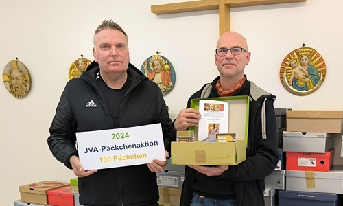 Der Justizvollzugsbeamte Oliver Grau (links) und Gefängnisseelsorger Markus Galonska (rechts) kurz vor Weihnachten 2024 bei der Abholung von150 Päckchen in St. Aegidien.