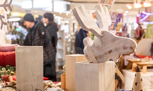 Beim Kunsthandwerkermarkt gibt es eine große Auswahl an weihnachtlichen Geschenkideen.