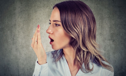 Mundgeruch ist unangenehm - vor allem für Ihr Gegenüber. Doch es gibt natürliche Hausmittel, die Ihren Atem wieder erfrischen.  (Bild: iStock / SIphotography)
