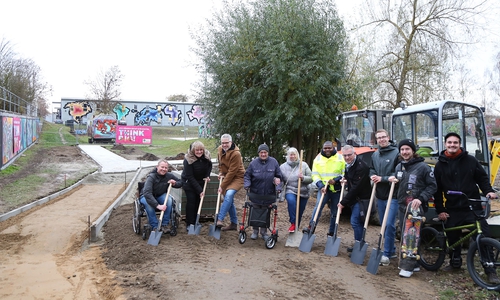 Spatenstich für den barrierearmen Zugang zum Trashpark. 